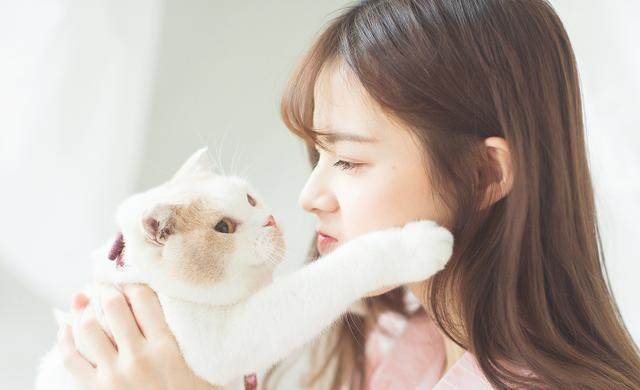 不能靠太近,否则男人一定会喜欢上的星座女