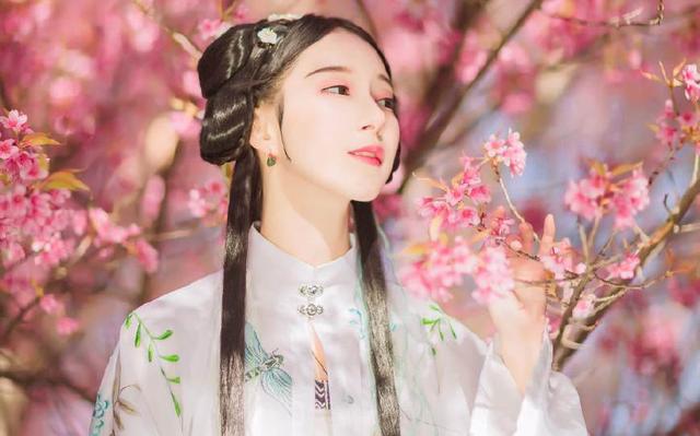 分手后,会再次爱上前任的星座女!