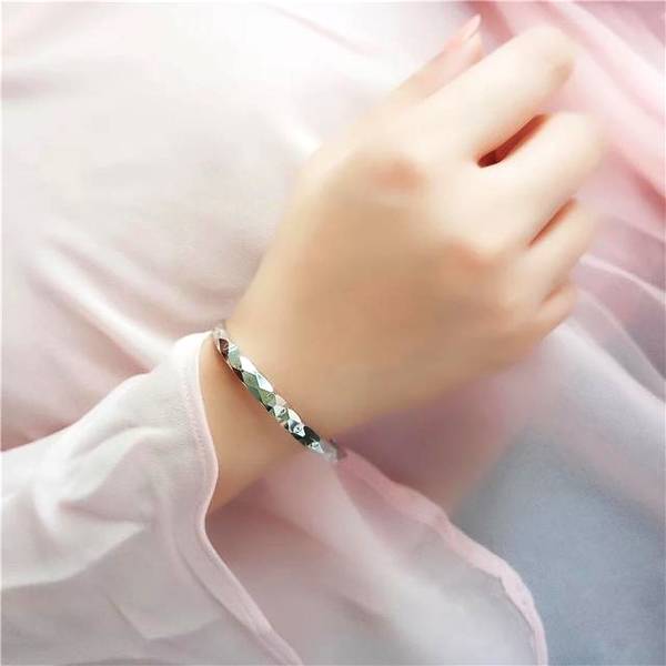 心理测试：4个银手镯，最喜欢哪个？测试出你将来有多少存款