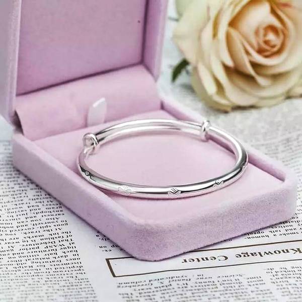 心理测试：4个银手镯，最喜欢哪个？测试出你将来有多少存款